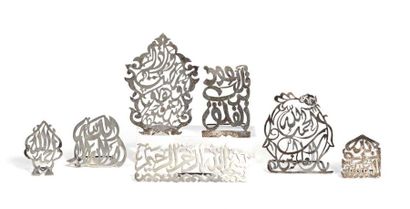 Egypte - XXème siècle Ensemble de sept oeuvres calligraphiques arabes en argent ajouré.
Poids...