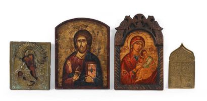 null Ensemble de quatre icones dont deux peintes sur bois, une peinte et rehaussée...