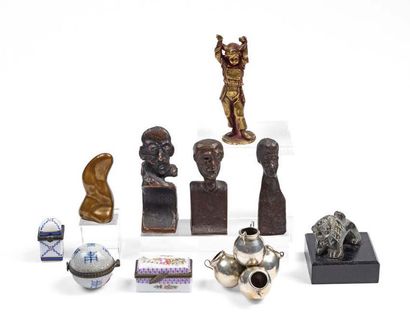 null Ensemble de dix objets de vitrines (dont bronzes, boites en porcelaine...)