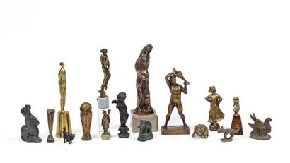 null Ensemble de seize statuettes de vitrine en bronze