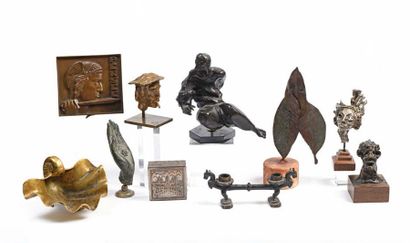 null Ensemble de dix objets de vitrine (statuettes en bronze, métal... certaines...