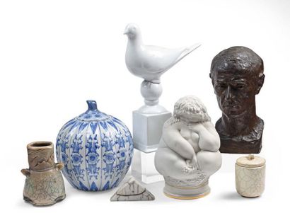 null Ensemble de sept objets d'art en porcelaine, céramique et terre cuite (dont...