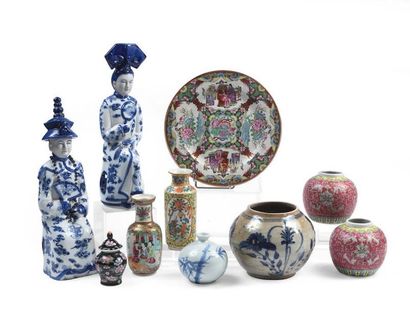 null Ensemble de dix porcelaines chinoises modernes (sculptures, vases, assiette...