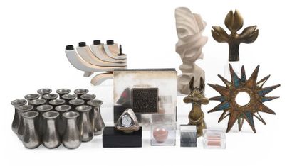 null Ensemble de douze objets de design (sculptures, miroir, objets de décoratio...