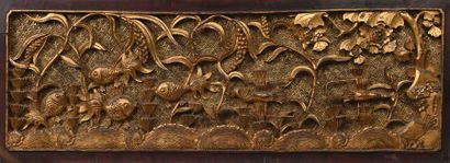 CHINE - XXème siècle Scène aquatique
Panneau en bois sculpté et doré
41 x 114 cm