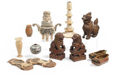 null Ensemble de cinq objets d'art (dont bougeoir, pot couvert, vase.
Travail chinois,...