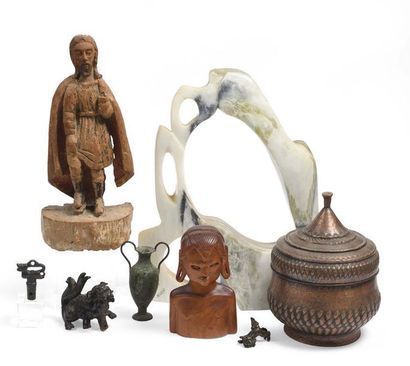 null Ensemble de sept objets décoratifs (dont bronze animalier, sculpture abstraite...