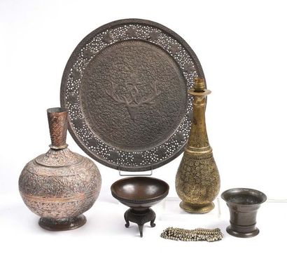 null Ensemble de six objets décoratifs (dont grand plateau perse en métal ciselé,...