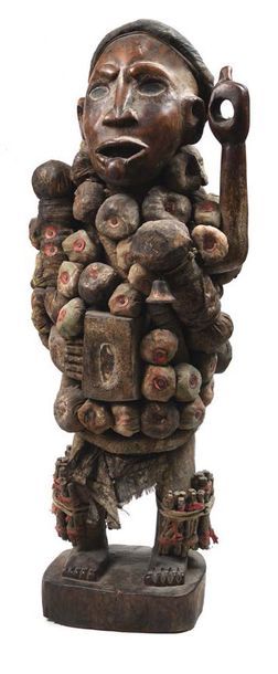 null Peuple KONGO - RDC Fétiche Reliquaire en bois sculpté et patiné, verre et tissus.
H:...