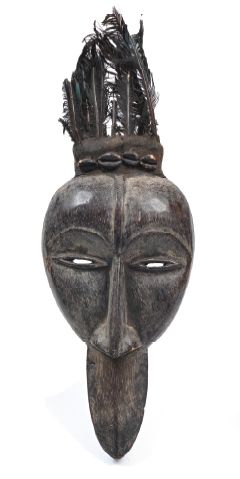 null Peuple BAMBARA - Mali
Masque en bois sculpté et patiné, cauris, fibres végétales...