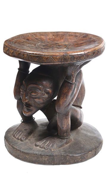 null Peuple SONGYE - RDC Tabouret en bois sculpté, ajouré et patiné.
H: 45cm