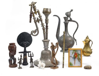 null Ensemble de dix objets de décorations divers (sculptures, verseuses, narguilé,...