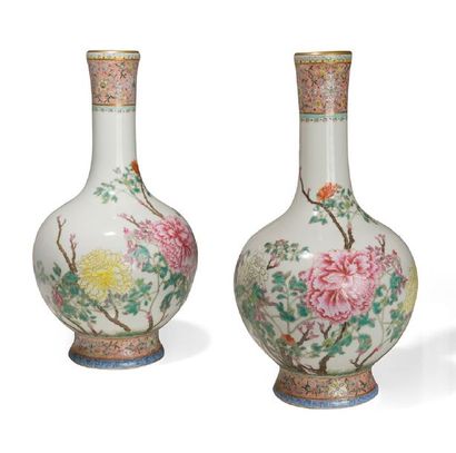 null Paire de vases en porcelaine et émaux de la famille rose, à décor de pivoines,...