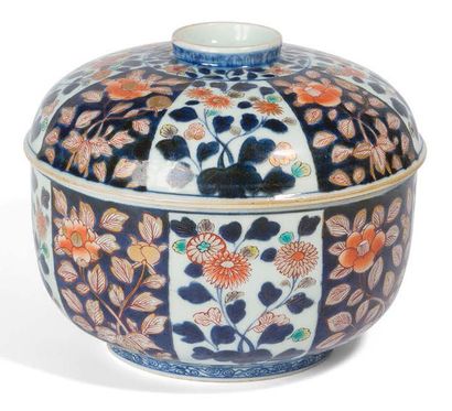 null Pot couvert en porcelaine Imari émaillé polychrome à décors de fleurs de chrysanthème...