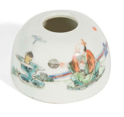 null Godet de peintre en porcelaine et émaux de la famille verte sur fond blanc à...