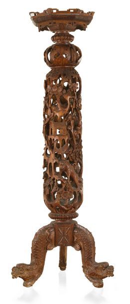 null Sellette en bois de rose sculpté et patiné.
Indochine - Vers 1900
H: 110 cm