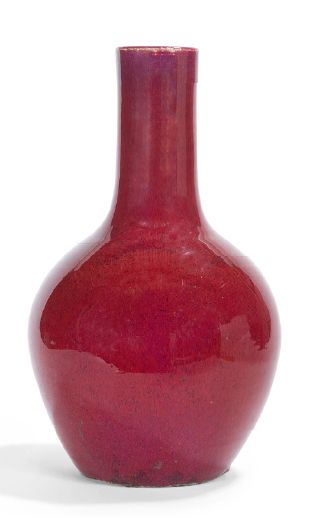 null Vase bouteille en porcelaine rouge «sang de boeuf» (fond percé et éclat au talon).
Chine,...