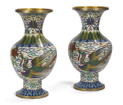 null Paire de vases de forme balustre en émaux cloisonnés sur bronze, le décor polychrome...