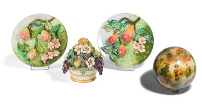 LONGCHAMP Terre de feu
Deux plats décoratifs en barbotine présentant des fruits en...