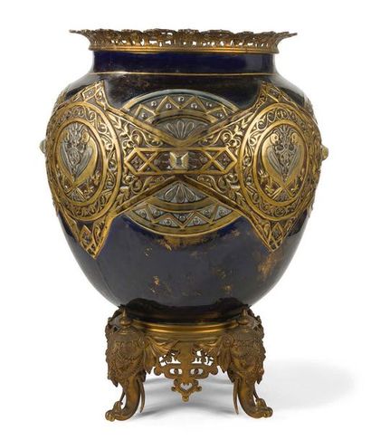 Ecole française, deuxième partie du XIXème siècle Grand vase en céramique émaillé...