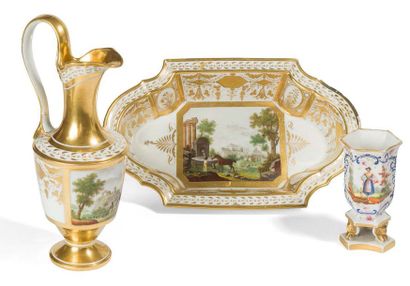 Paris - XIXème siècle Aiguière et son bassin en porcelaine polychrome et dorée.
H....