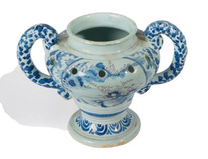 null Vase sur piédouche à deux anses en faïence de Delft à décor en camaïeu de bleu...
