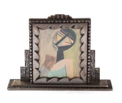 EDGAR BRANDT (1880-1960) Cadre de photographie en fer forgé à décors géométrique.
Signé
Vers...