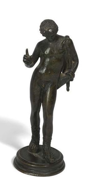 D'après l'Antique Antinoüs
Statuette en bronze ciselé et patiné nuancée vert brun...