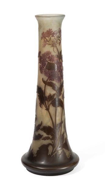 Émile GALLÉ (1846-1904) Vase à haut col à décors végétal en verre multicolore dégagé...