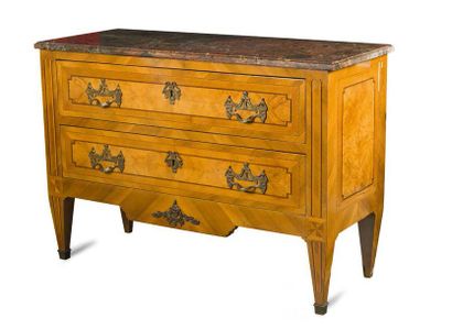 null Commode en bois de placage et marqueterie à décors géométrique ouvrant par deux...