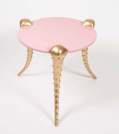Ida VALENZY (Née en 1963) Table abondance
Table en bois mouluré, laqué et doré. Le...