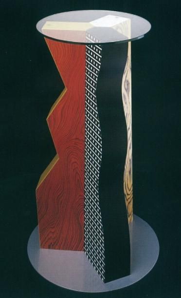 ETTORE SOTTSASS (1917-2007) Sellette modèle "Ivory" à plateau circulaire en verre...