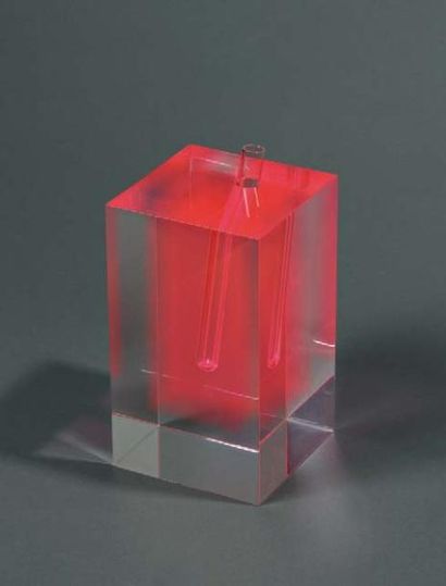 null 34. Shiro KURAMATA (1934-1991)
”Flower Vase #2”
Vase soliflore, parallélépipède...