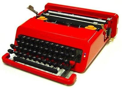 null 29. OLIVETTI
Machine à écrire « Valentine » en métal laquée rouge et son étui.
10...