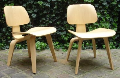 null 28. Charles (1907-1978) & Ray EAMES (1912-1988)
Paire de chaises « DCW ».
Édition...