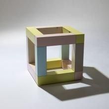 null 15. Ettore SOTTSASS (né en 1947)
Table d’appoint MIMOSA de forme cubique.
1984,...