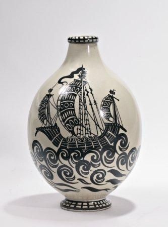 null 43. Grand vase pansu en céramique émaillée ivoire à décors de galions noirs....