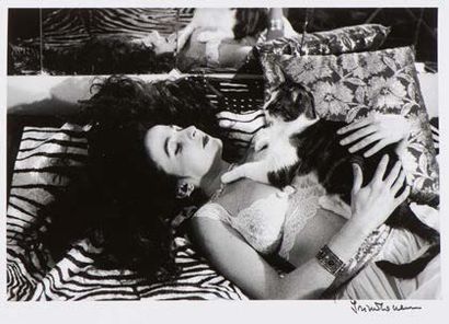 Irina Ionesco (née en 1930) Femme au chat - Vers 1970
Tirage argentique avec marges...