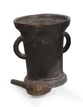 null Mortier à anses et son pilon en bronze mouluré et patiné.
XVIIème - XVIIIème...