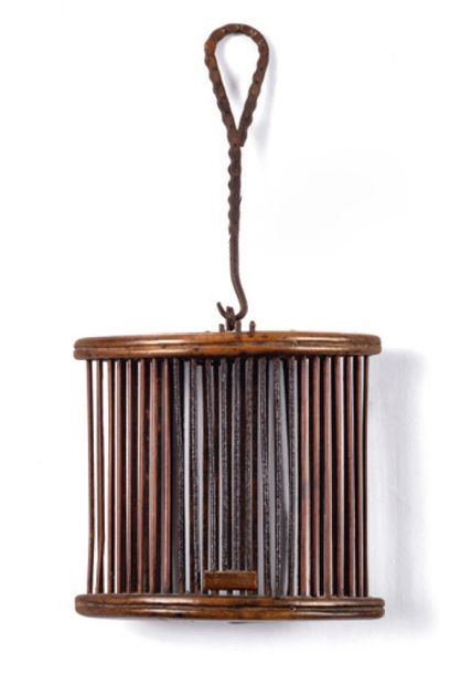 null Cage à grillon en bois mouluré et patiné
Chine. XIXème siècle
H. 10 cm