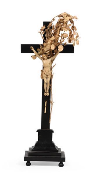 ECOLE FRANCAISE DU XIXème siècle Crucifix en ivoire sculpté et patiné monté sur une...