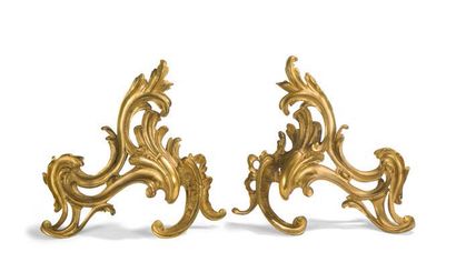null Paire de chenets en bronze doré à décor de volutes feuillagées
Style Louis XV....