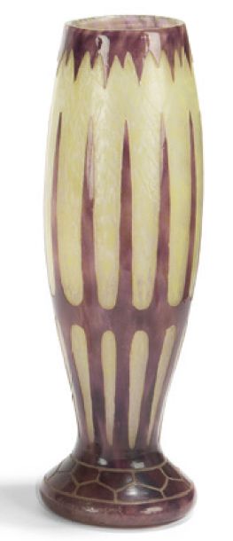 LE VERRE FRANÇAIS. (SCHNEIDER 1881.1953) Vase ovoïde reposant sur un piédouche, épreuve...