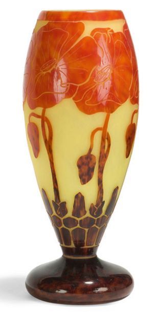 LE VERRE FRANÇAIS. (SCHNEIDER 1881.1953) Vase ovoïde reposant sur un piédouche noir...