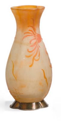 GALLE. Vase en verre double couche, opacifié blanc et jaune, décor gravé à l'acide...