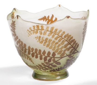 Emile GALLE. (1846-1904) Vase corolle à pointes étirées à chaud, en verre multicouche,...