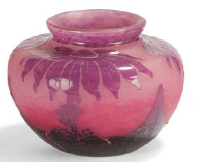 Attribuable à la verrerie de MULLER CROISMARE(début de marque G.V) Vase à panse aplatie,...