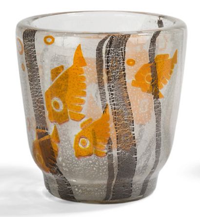 MULLER Frères (Lunéville) Vase en verre multicouche, de forme conique. Décor tournant...