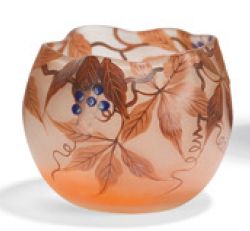 FANUS. Vase boule en verre peint brun et émaillé de baies bleues. Circa 1920.
D....