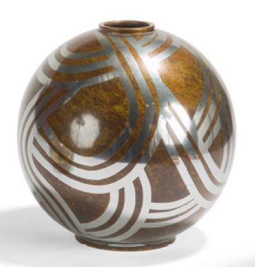 Lucien GERFAUX. Vers 1930. Vase boule en dinanderie de cuivre, décor géométrique...
